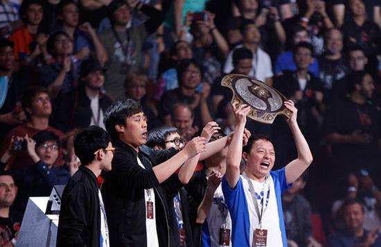 AL战队教练helper离队引发关注社交媒体动态